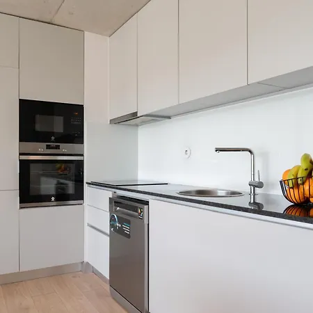 Διαμέρισμα Hostwise - Modern Flat W/ Balcony, Garage & Pool *