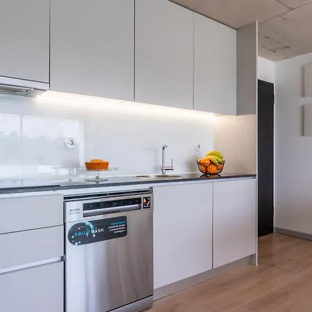 Hostwise - Modern Flat W/ Balcony, Garage & Pool Διαμέρισμα