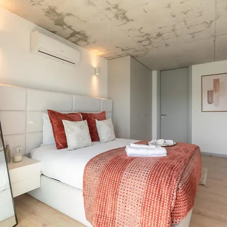 Hostwise - Modern Flat W/ Balcony, Garage & Pool