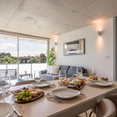 Hostwise - Modern Flat W/ Balcony, Garage & Pool
