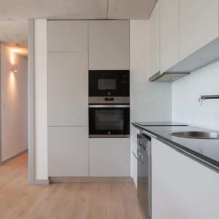 Διαμέρισμα Hostwise - Modern Flat W/ Balcony, Garage & Pool *