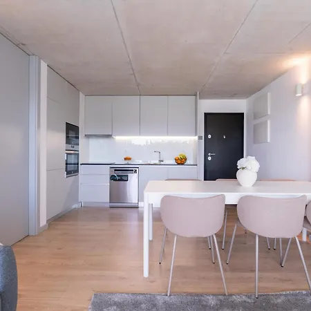 Hostwise - Modern Flat W/ Balcony, Garage & Pool * Βίλα Νόβα ντε Γκάια