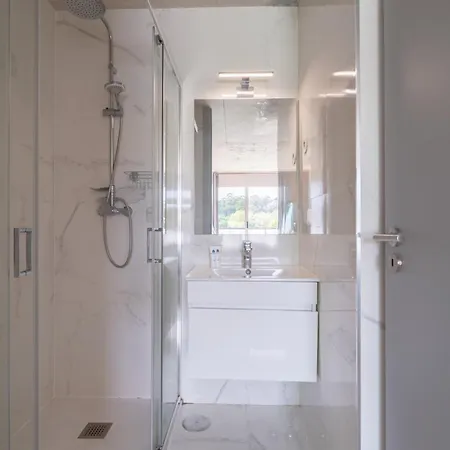 Διαμέρισμα Hostwise - Modern Flat W/ Balcony, Garage & Pool *