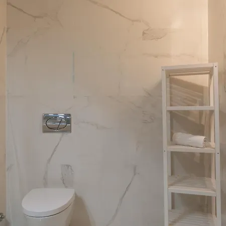 Διαμέρισμα Hostwise - Modern Flat W/ Balcony, Garage & Pool *
