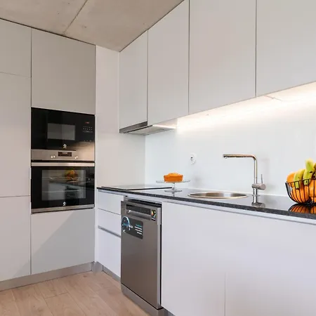 Hostwise - Modern Flat W/ Balcony, Garage & Pool * Βίλα Νόβα ντε Γκάια