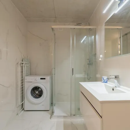 Hostwise - Modern Flat W/ Balcony, Garage & Pool Διαμέρισμα *