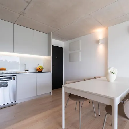 Hostwise - Modern Flat W/ Balcony, Garage & Pool Διαμέρισμα *