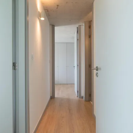Hostwise - Modern Flat W/ Balcony, Garage & Pool *