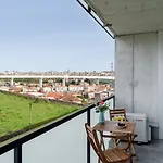 Hostwise - Modern Flat W/ Balcony, Garage & Pool *