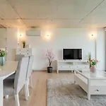شقة Hostwise - Modern Flat W/ Balcony, Garage & Pool *
