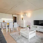 Hostwise - Modern Flat W/ Balcony, Garage & Pool