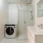 شقة Hostwise - Modern Flat W/ Balcony, Garage & Pool