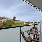 شقة Hostwise - Modern Flat W/ Balcony, Garage & Pool فيلا نوفا دي غايا