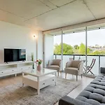 شقة Hostwise - Modern Flat W/ Balcony, Garage & Pool