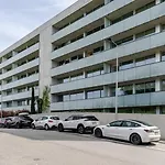 Hostwise - Modern Flat W/ Balcony, Garage & Pool *
