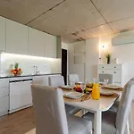 شقة Hostwise - Modern Flat W/ Balcony, Garage & Pool
