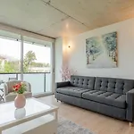 شقة Hostwise - Modern Flat W/ Balcony, Garage & Pool