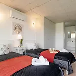 شقة Hostwise - Modern Flat W/ Balcony, Garage & Pool فيلا نوفا دي غايا