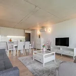Hostwise - Modern Flat W/ Balcony, Garage & Pool