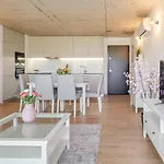 شقة Hostwise - Modern Flat W/ Balcony, Garage & Pool