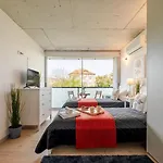 Hostwise - Modern Flat W/ Balcony, Garage & Pool شقة