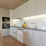 شقة Hostwise - Modern Flat W/ Balcony, Garage & Pool *