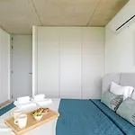 Hostwise - Modern Flat W/ Balcony, Garage & Pool فيلا نوفا دي غايا