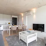 شقة Hostwise - Modern Flat W/ Balcony, Garage & Pool