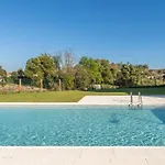 Hostwise - Modern Flat W/ Balcony, Garage & Pool * فيلا نوفا دي غايا