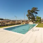 Hostwise - Modern Flat W/ Balcony, Garage & Pool *