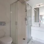 شقة Hostwise - Modern Flat W/ Balcony, Garage & Pool *