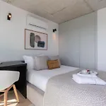 Hostwise - Modern Flat W/ Balcony, Garage & Pool