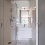 Διαμέρισμα Hostwise - Modern Flat W/ Balcony, Garage & Pool *
