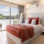 Hostwise - Modern Flat W/ Balcony, Garage & Pool Διαμέρισμα *