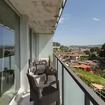 شقة Hostwise - Modern Flat W/ Balcony, Garage & Pool *