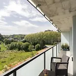 شقة Hostwise - Modern Flat W/ Balcony, Garage & Pool *