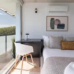 شقة Hostwise - Modern Flat W/ Balcony, Garage & Pool فيلا نوفا دي غايا
