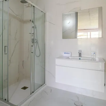 Hostwise - Modern Flat W/ Balcony, Garage & Pool Apartmán *