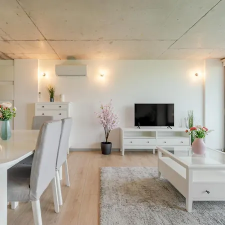 Appartement Hostwise - Modern Flat W/ Balcony, Garage & Pool *