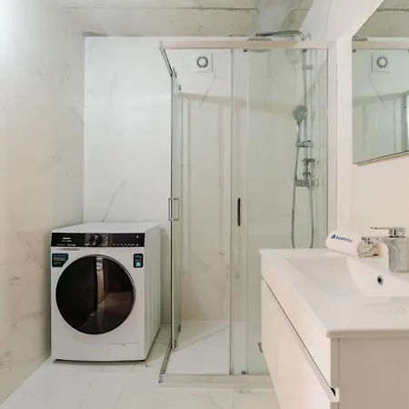 Appartement Hostwise - Modern Flat W/ Balcony, Garage & Pool