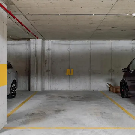 Διαμέρισμα Hostwise - Modern Flat W/ Balcony, Garage & Pool *