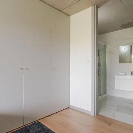 Hostwise - Modern Flat W/ Balcony, Garage & Pool