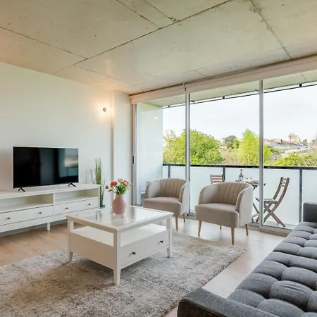 Appartement Hostwise - Modern Flat W/ Balcony, Garage & Pool