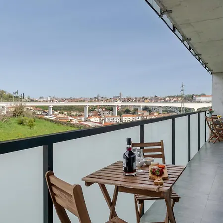 Appartamento Hostwise - Modern Flat W/ Balcony, Garage & Pool *