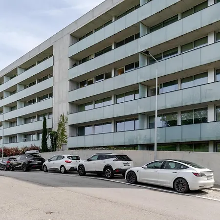 Hostwise - Modern Flat W/ Balcony, Garage & Pool *