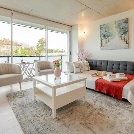 Hostwise - Modern Flat W/ Balcony, Garage & Pool