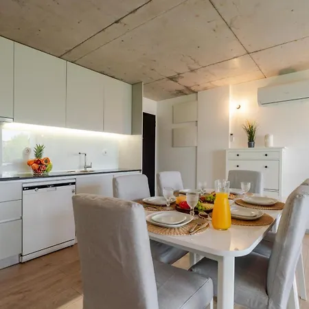 Appartement Hostwise - Modern Flat W/ Balcony, Garage & Pool