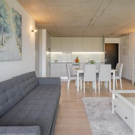 Hostwise - Modern Flat W/ Balcony, Garage & Pool Vila Nova de Gaia