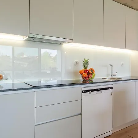 Hostwise - Modern Flat W/ Balcony, Garage & Pool Appartement