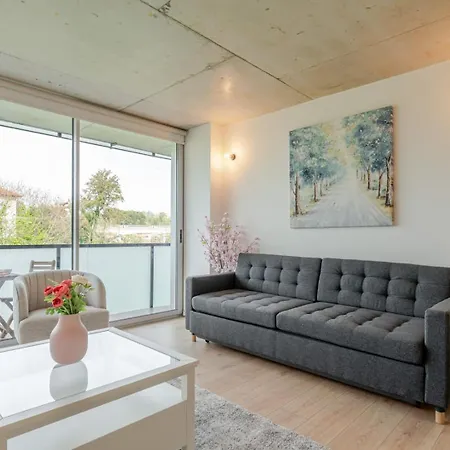Appartement Hostwise - Modern Flat W/ Balcony, Garage & Pool